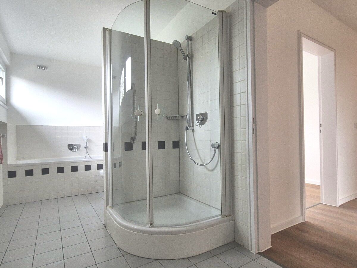 Bad mit Dusche und Wanne