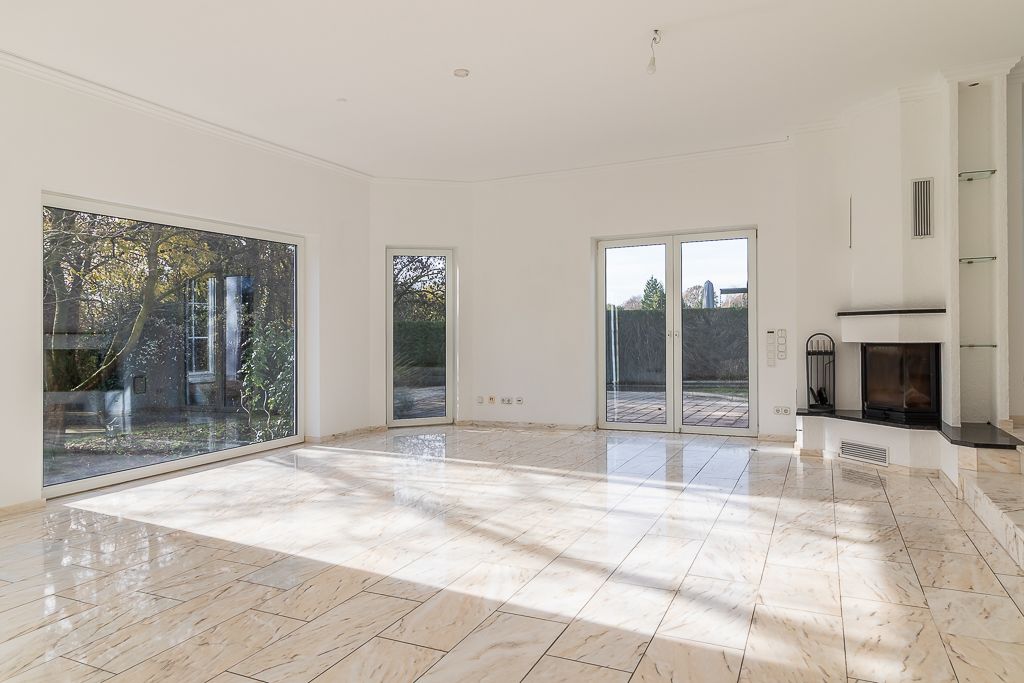 Wohnzimmer mit Kamin