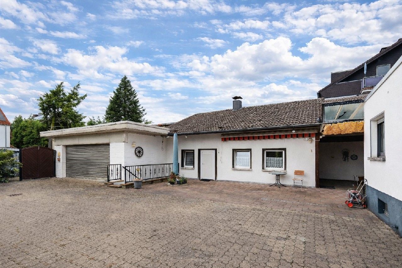 Nebengebäude und Hof