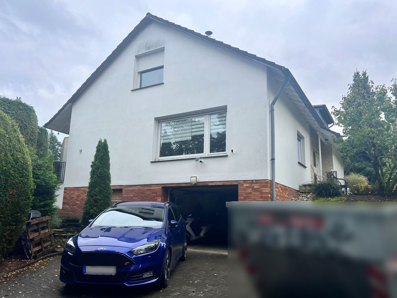 Seitenansicht und Garage