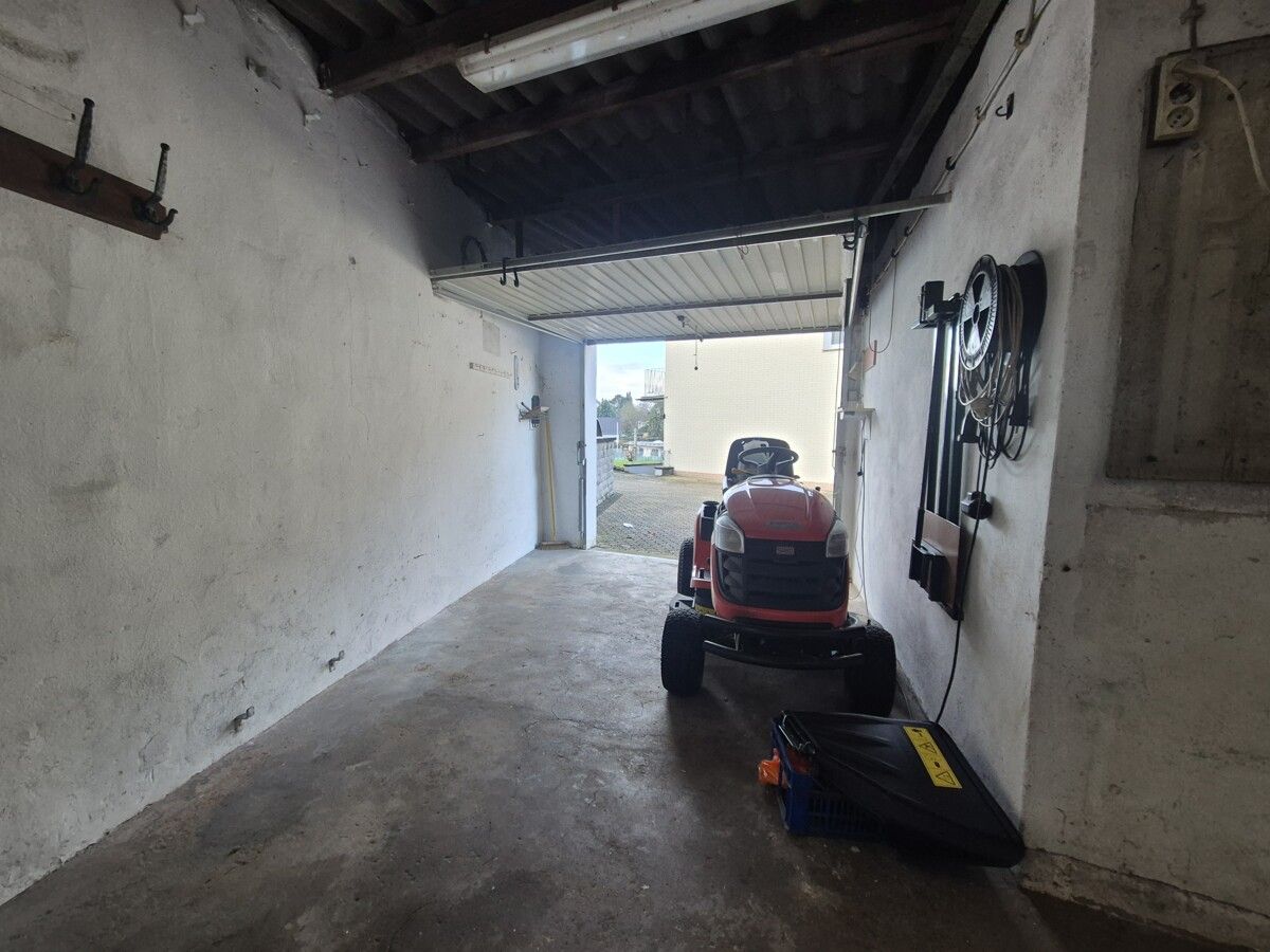 Und Garage mit Werkstatt