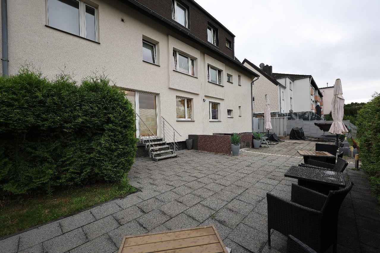 Rückansicht mit Terrassen