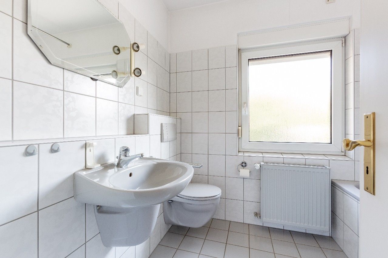 helles Wannenbad im OG