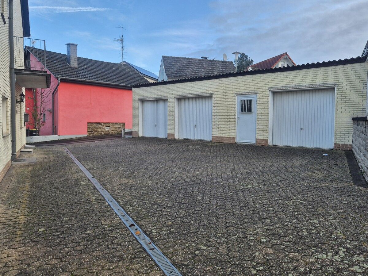 Viel Platz in drei Garagen