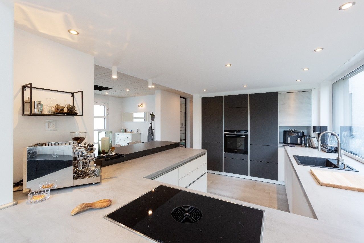 Großzügige Arbeitsfläche im Küchenbereich