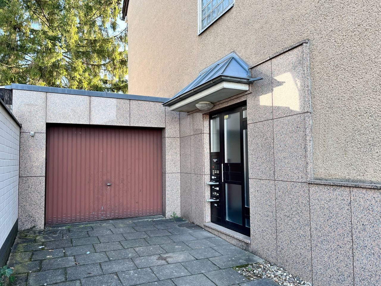 Eingang und Garage 50