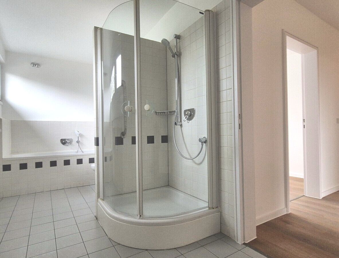 ... mit Dusche und Wanne