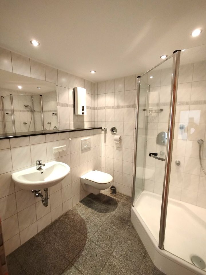 Modernes Duschbad