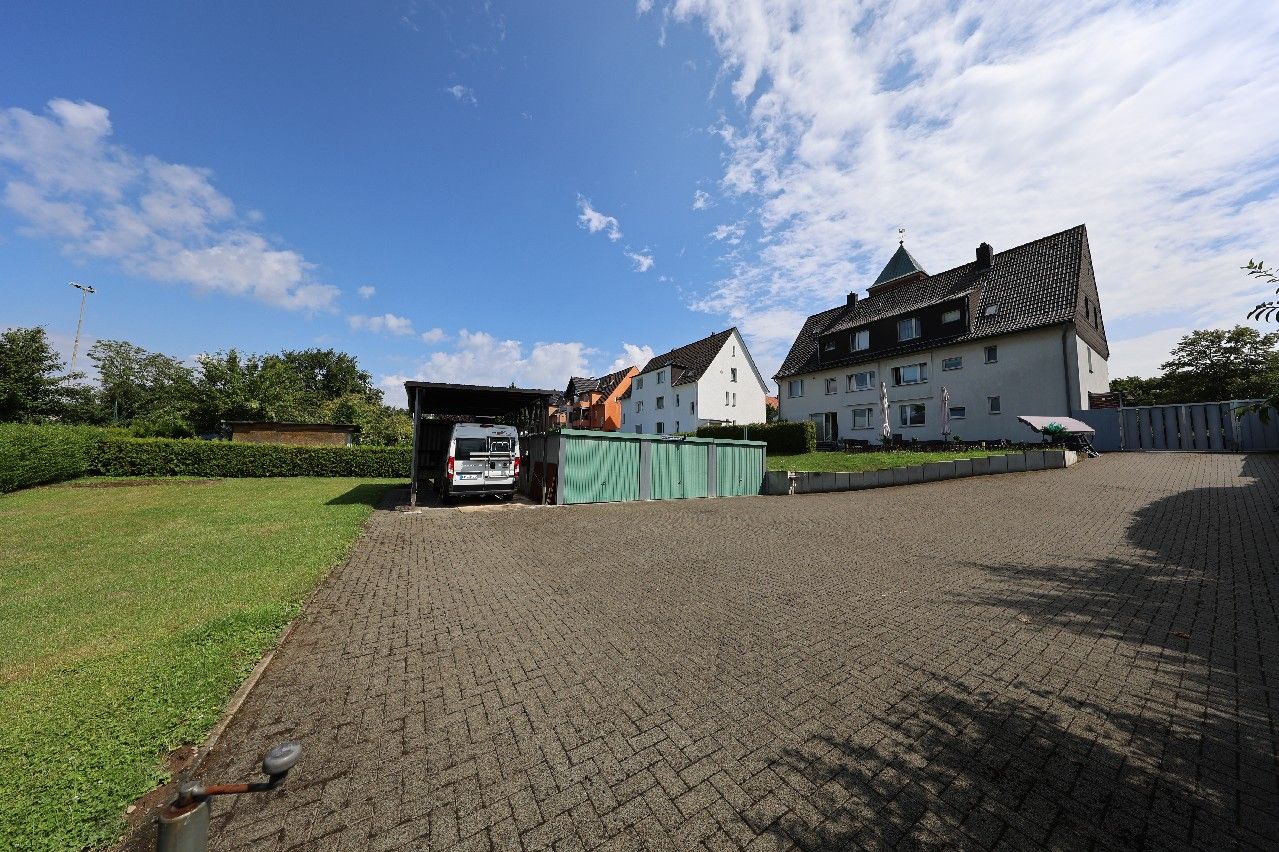 Rückansicht Garagen und Carport