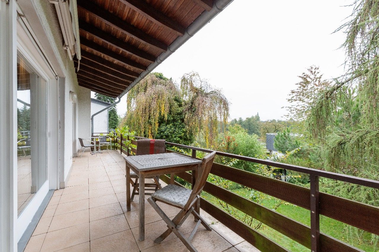 überdachter Balkon an der Wohnebene