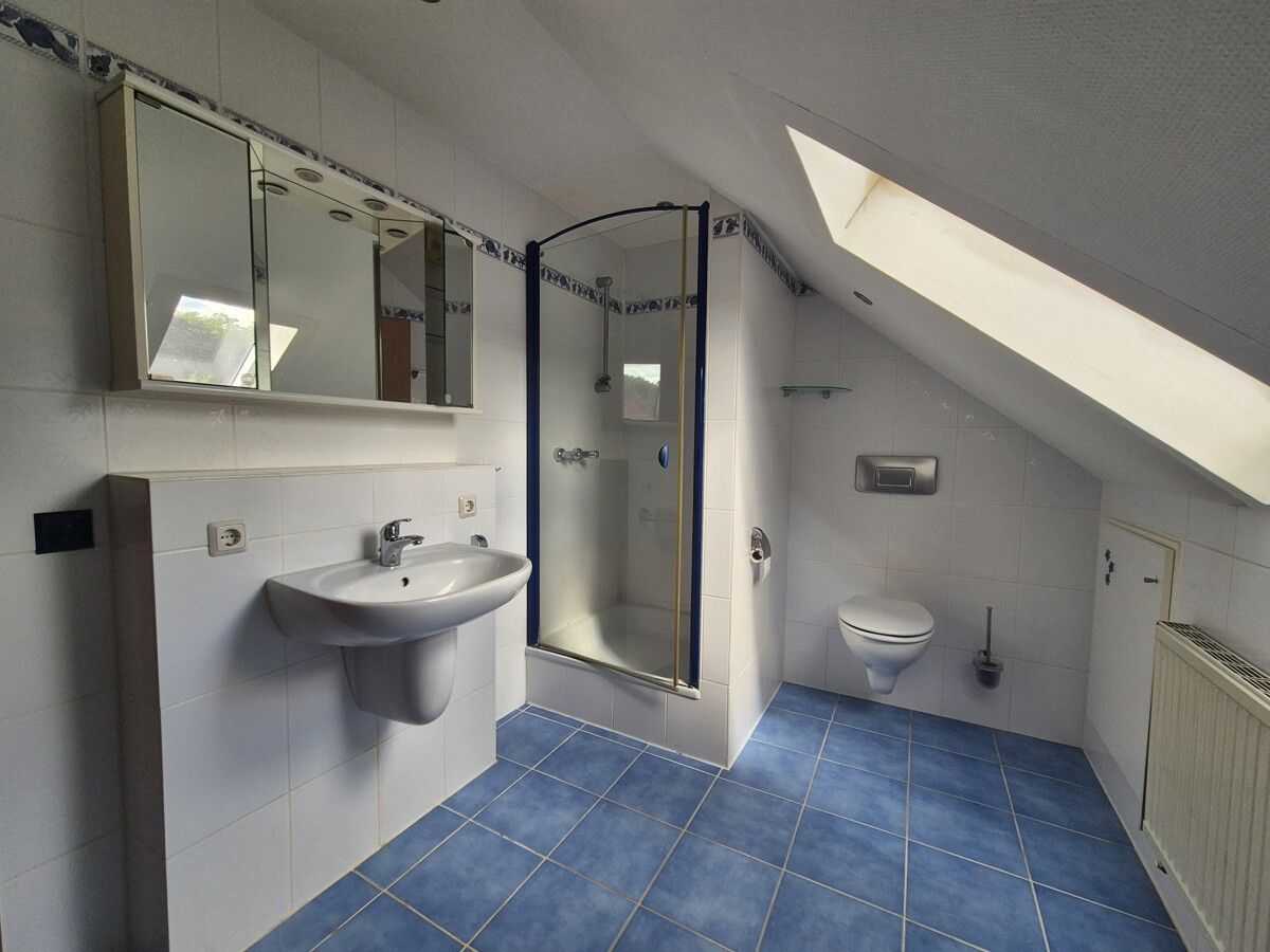 Bad mit Dusche oben