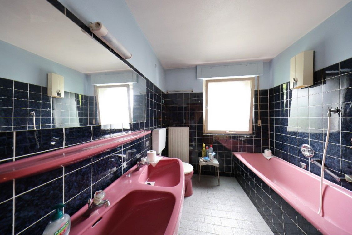 Bad mit Badewanne und Dusche